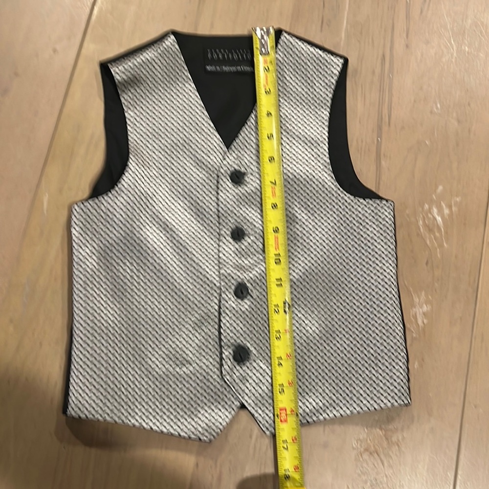 Perry Ellis portfolio boys vest. Size 6 never worn.